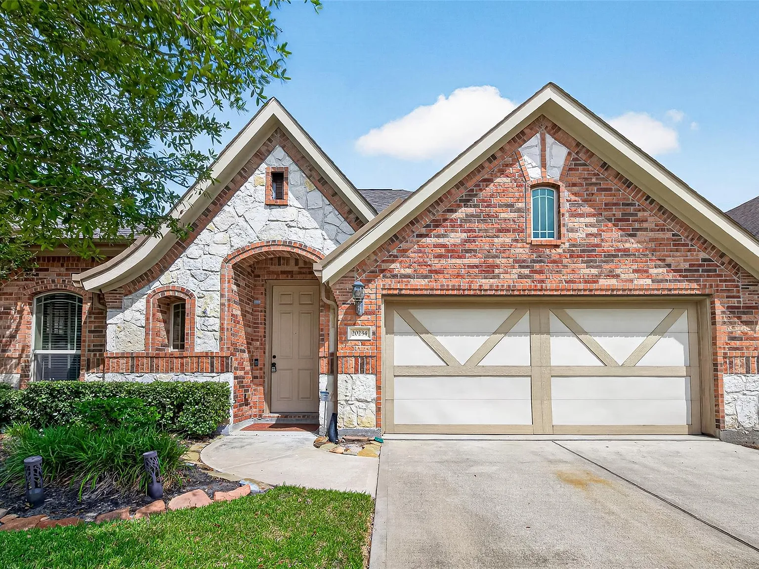 3 bed, 2.0 bath, 2029 sqft, $2,495 — Photo 2