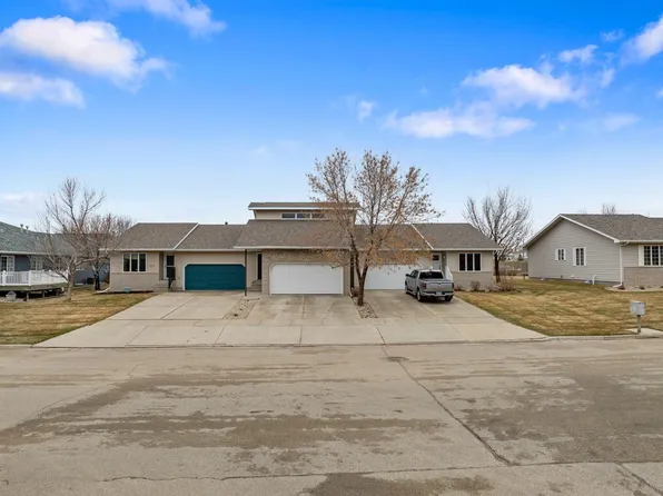 804 24th Ave SW, Minot, ND 58701