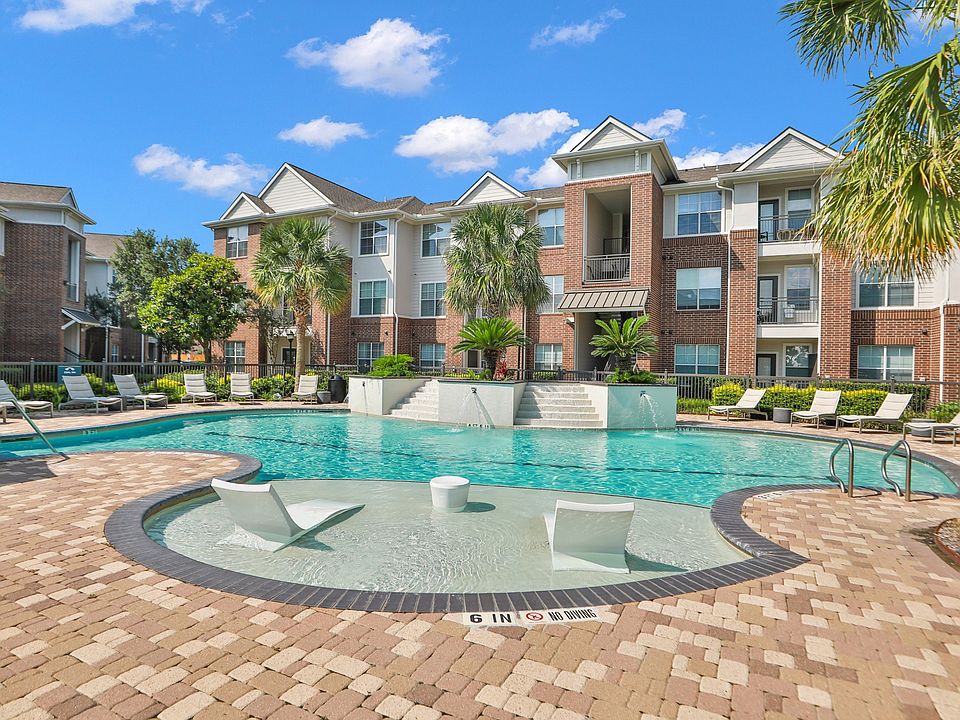 Outdoor Resort Style Pool at Madison on the Meadow Apartments in Stafford, TX 77477