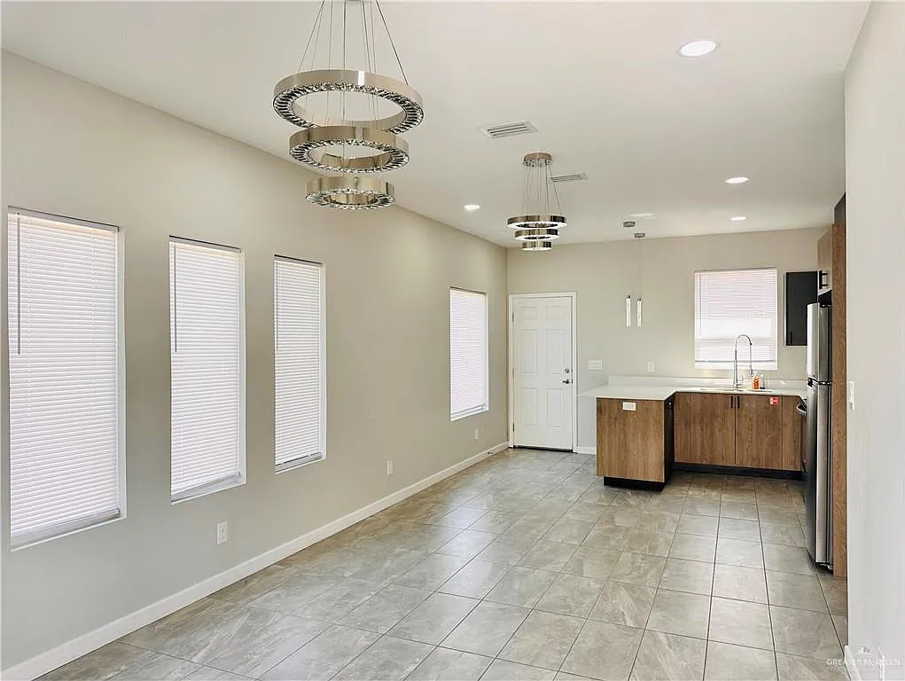 3 bed, 2.0 bath, 1040 sqft, $1,250 — Photo 2