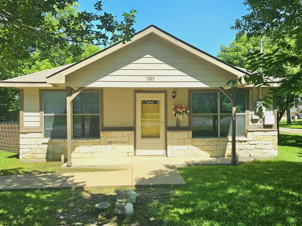1305 S Jefferson St, Kaufman, TX 75142