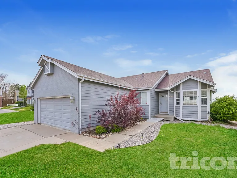 995 Cobblestone Dr — Photo 1