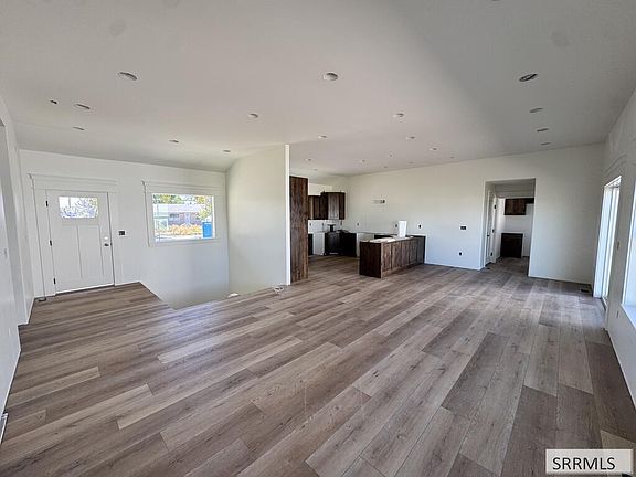 5th image of 392 Oak St