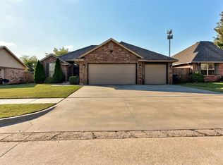 912 SW 16th St, Moore, OK 73160