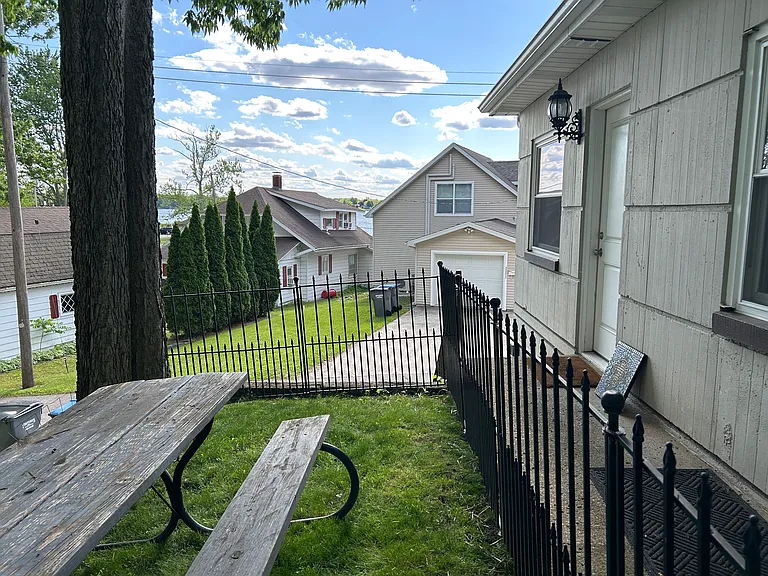 1503 Grace Ave — Photo 2