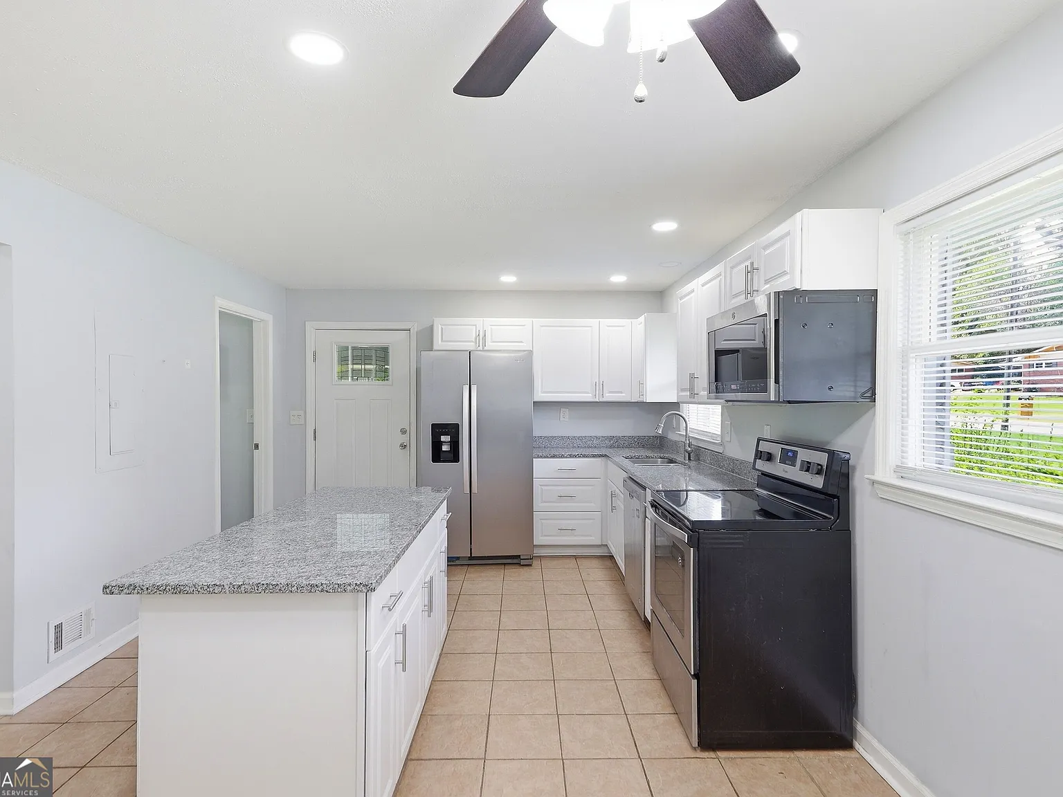 3 bed, 2.0 bath, 1800 sqft, $2,150 — Photo 2