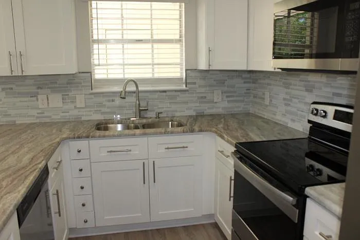 105 Valencia Dr — Photo 2