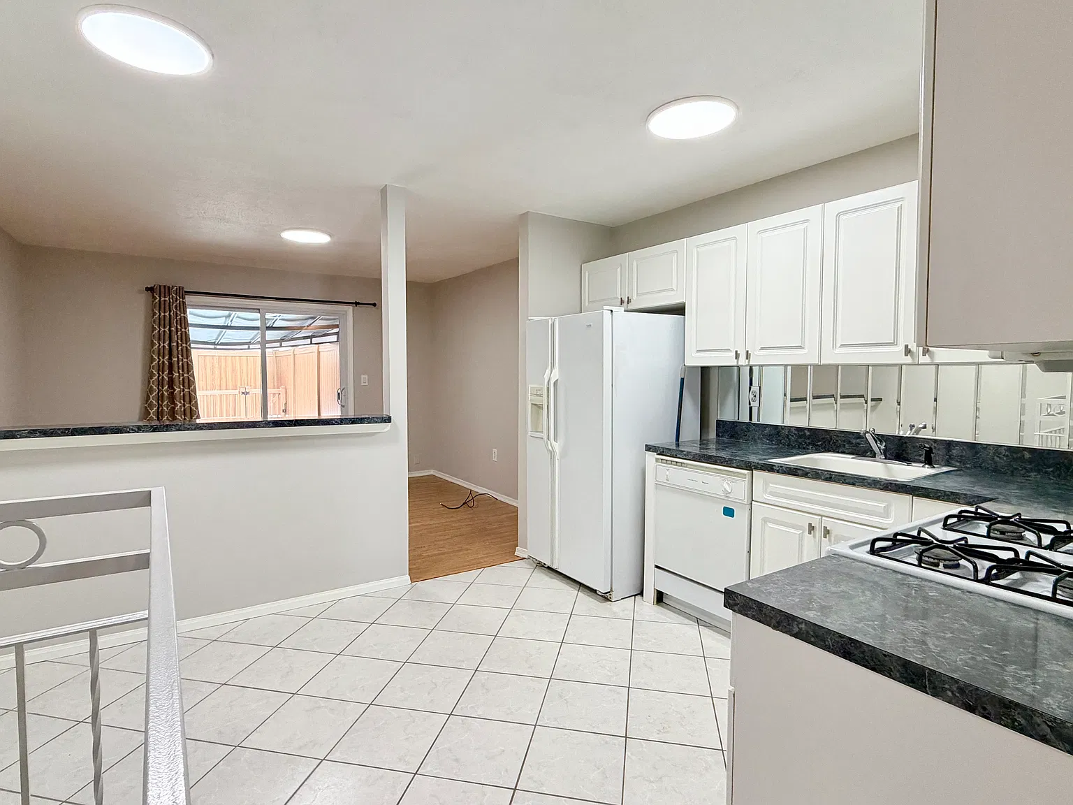 3 bed, 1.5 bath, 1200 sqft, $3,300 — Photo 3