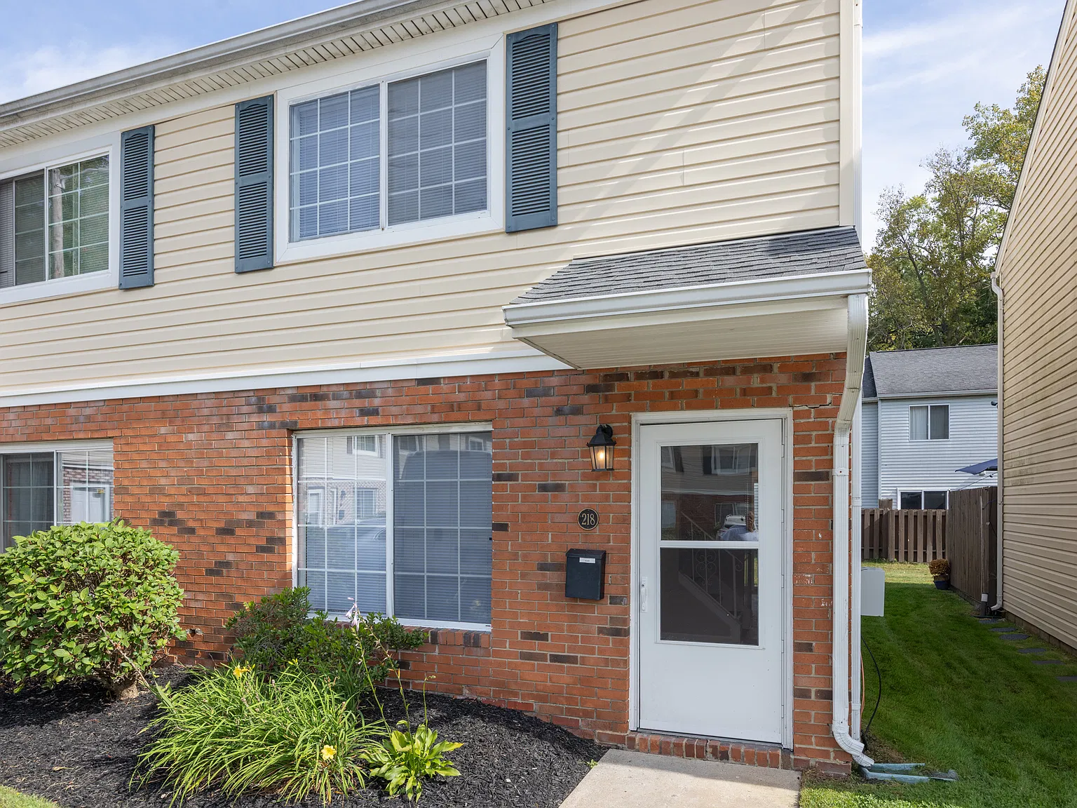 2 bed, 1.5 bath, 900 sqft, $1,450 — Photo 1
