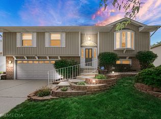 880 Deerpath Ln, Hoffman Estates, IL 60169