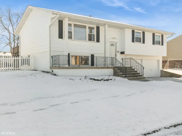 1221 Hartmann Dr, Schaumburg, IL 60193