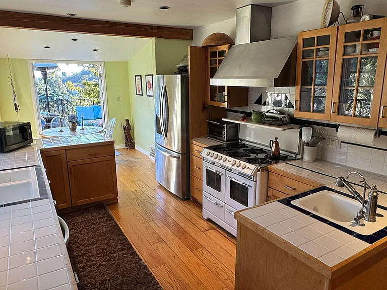 Kitchen with 2 sinks and eat in area