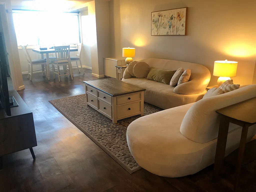 2 bed, 885 sqft, $1,800 — Photo 2