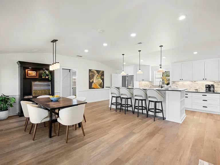 303 Lakeway Dr — Photo 8