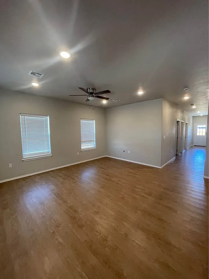 3 bed, 1400 sqft, $1,800 — Photo 1