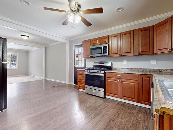 3rd image of 309 Columbine Ave