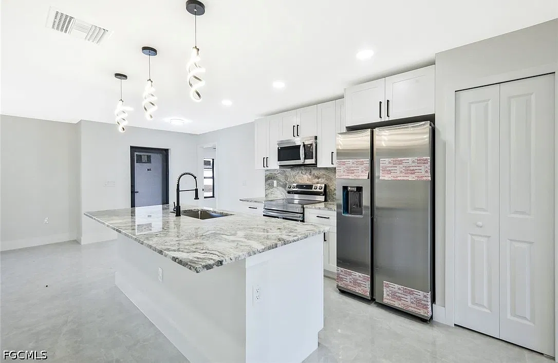 5 bed, 4.0 bath, 2002 sqft, $2,600 — Photo 4