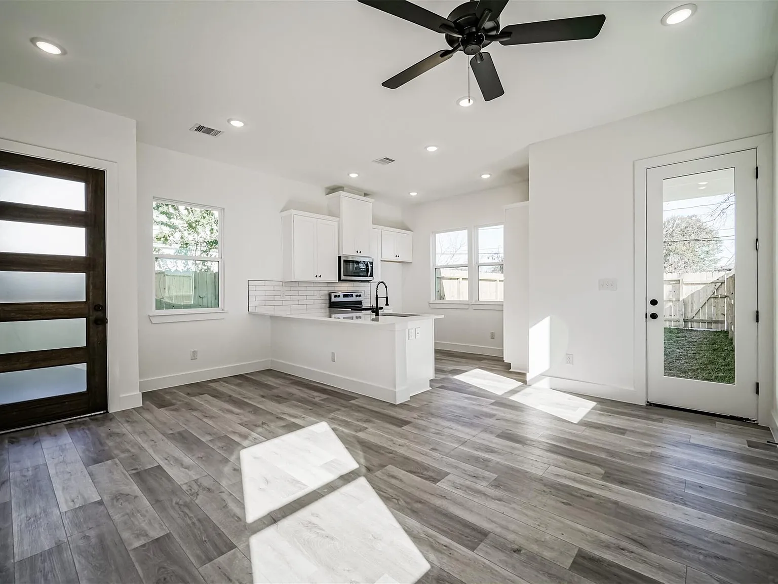 2 bed, 2.0 bath, 902 sqft, $1,600 — Photo 3