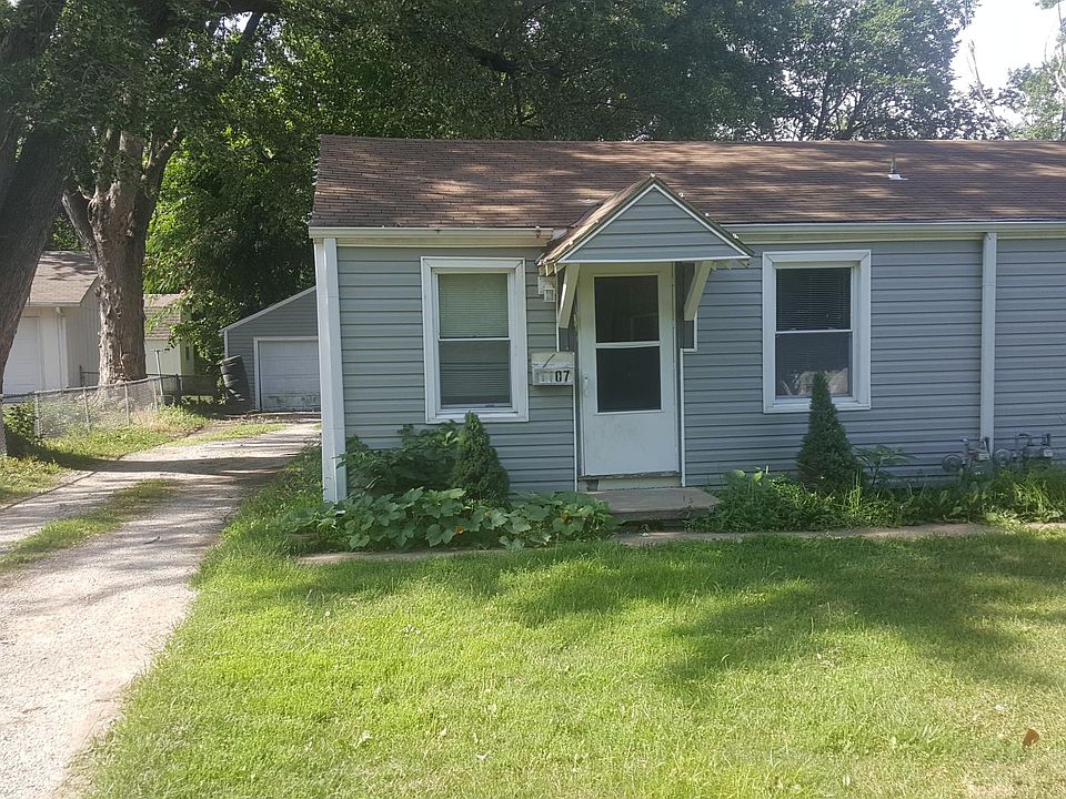 2nd image of 1107 Dewey St
