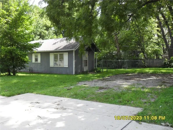 8607 Grant St, Overland Park, KS 66212