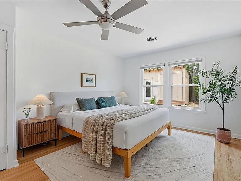 900 Stark St — Photo 12
