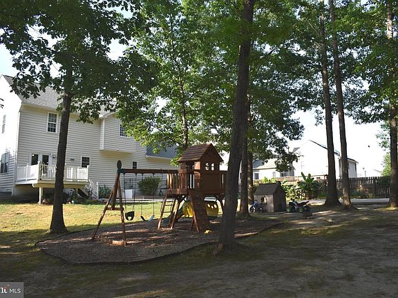 3rd image of 4016 Derbyshire Ln