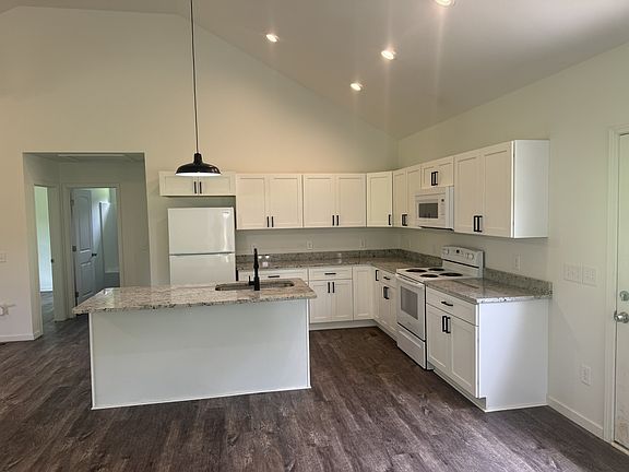 4th image of 2075 Collier Rd