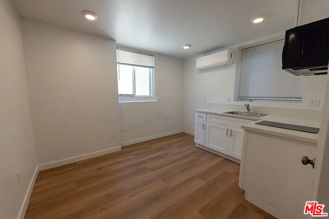 Studio, 1.0 bath, 290 sqft, $1,250 — Photo 3
