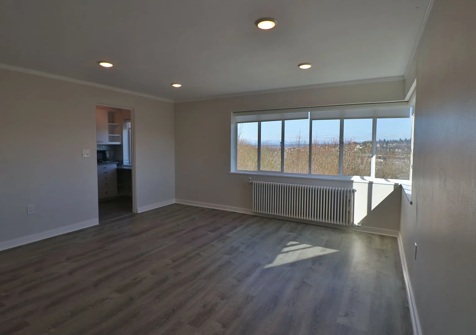 Gorgeous 3 Bedroom Queen Anne Apartment with Views — Photo 4