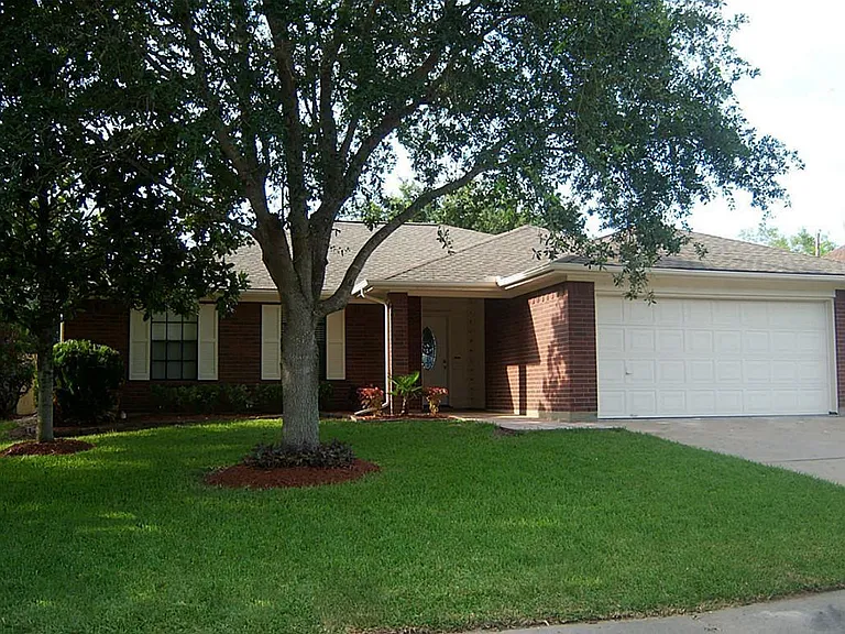 Beautiful 3-2-2 fenced, granite countertops