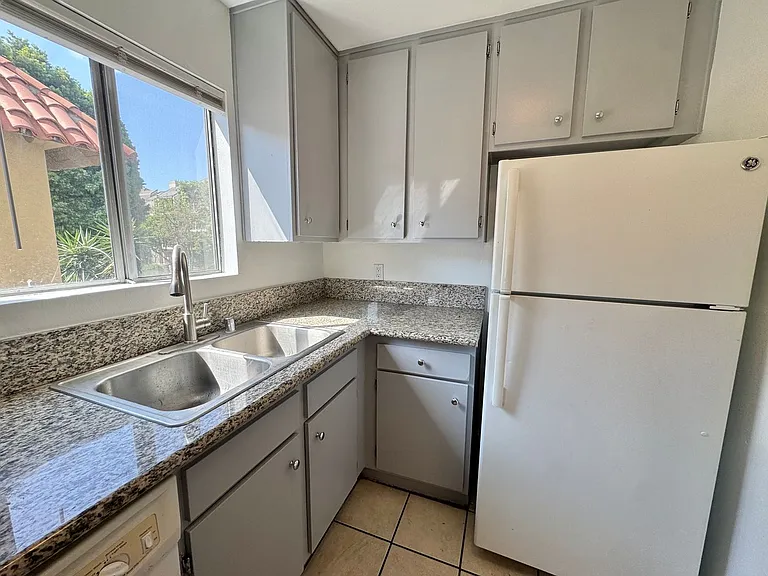 3746 Mentone Ave — Photo 7