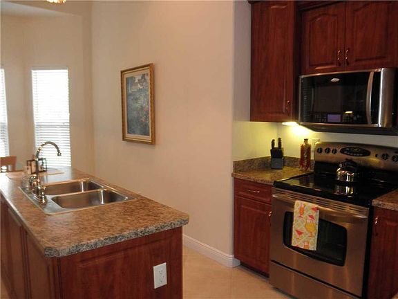 3rd image of 2450 SW Summit Street