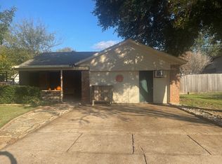 6225 Springwood Dr, Arlington, TX 76001