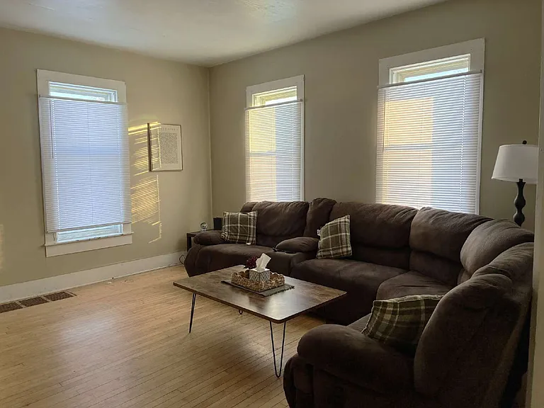 704 Niagara St — Photo 4