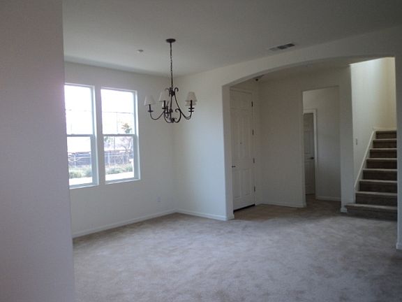 4th image of 27 Crystalwood Cir