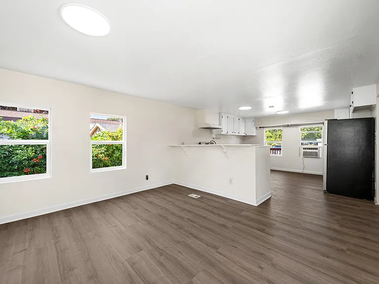 562 Eastwood Dr — Photo 3