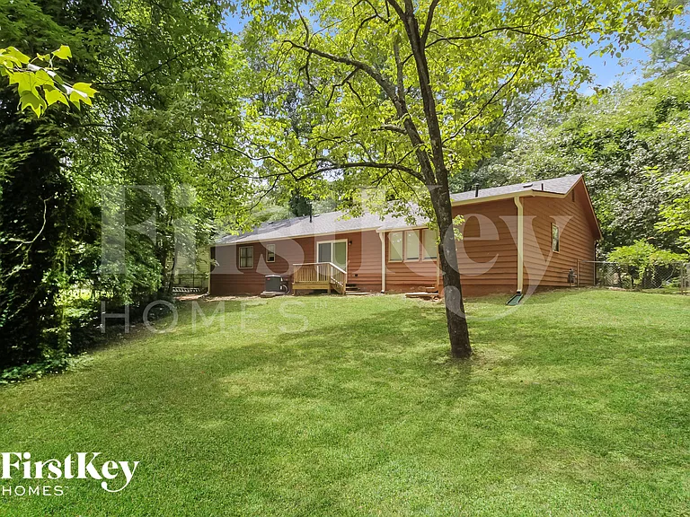 1049 Rolling Green Dr — Photo 15