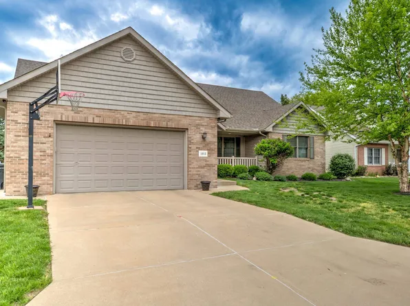 1913 Dane Kelsey Dr, Pekin, IL 61554