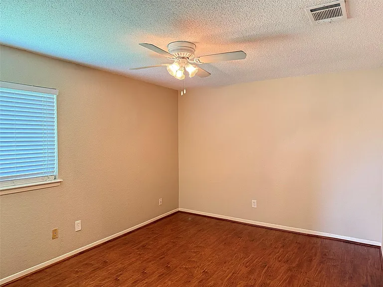 2806 Great Lakes Ave — Photo 6