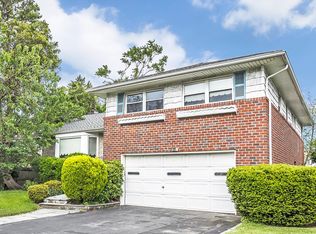 843 N Corona Ave, Valley Stream, NY 11580