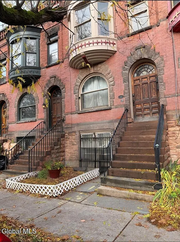 39 S Lake Ave — Photo 2