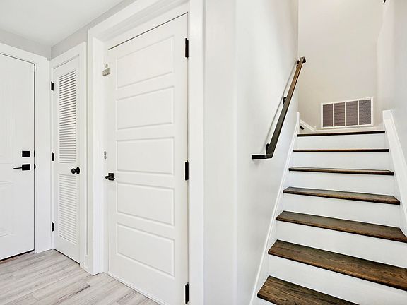 3rd image of 842 Saint James Pl