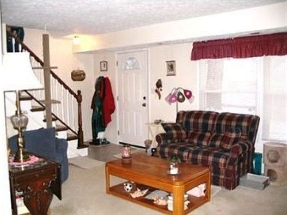 2nd image of 292 Canterbury Ln APT A