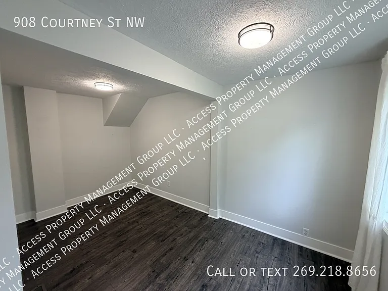 908 Courtney St NW — Photo 22