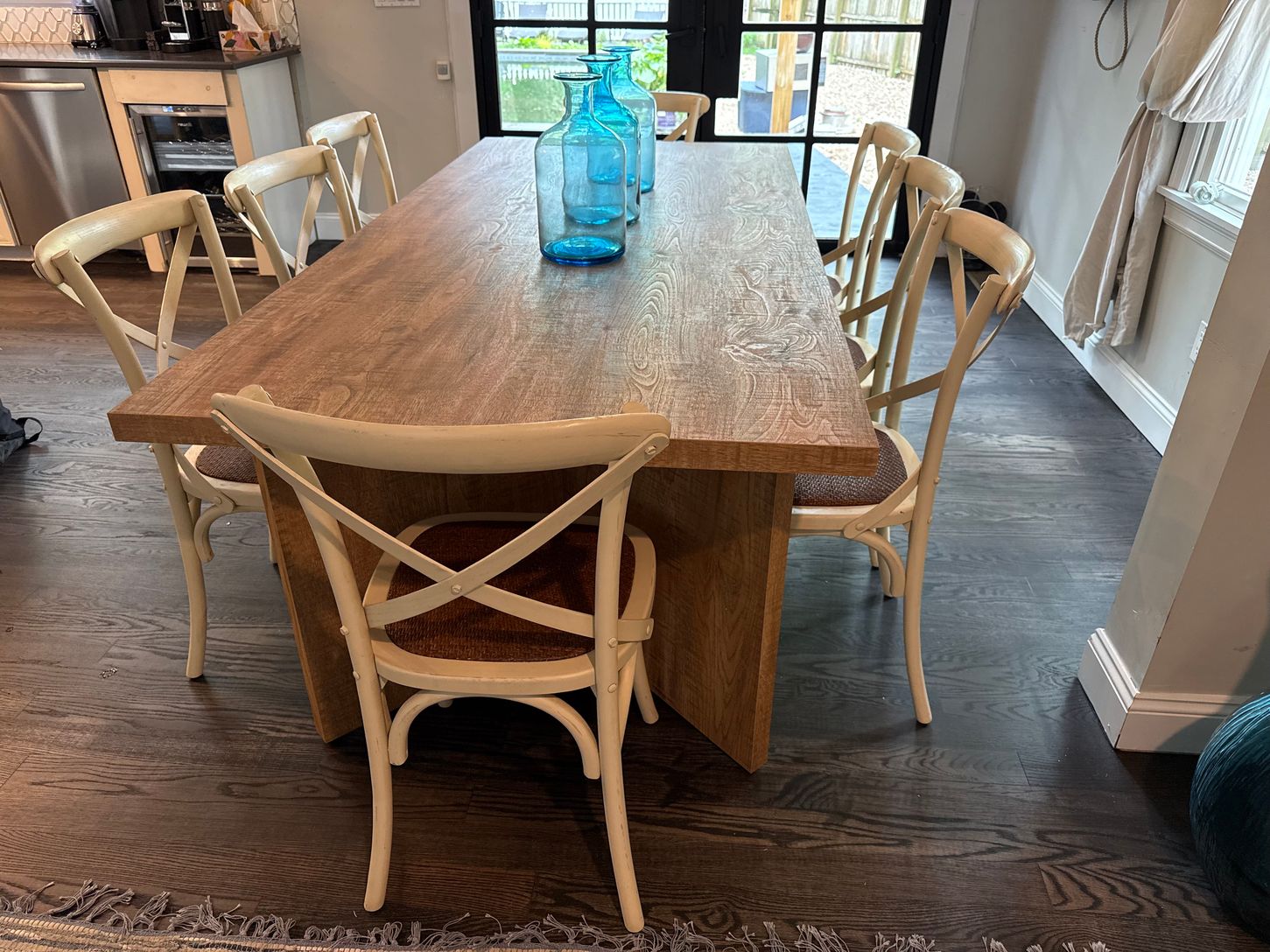  large dining room iwht table and seating for 8 or more 