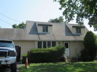 6 Prade Ln, Massapequa Park, NY 11762