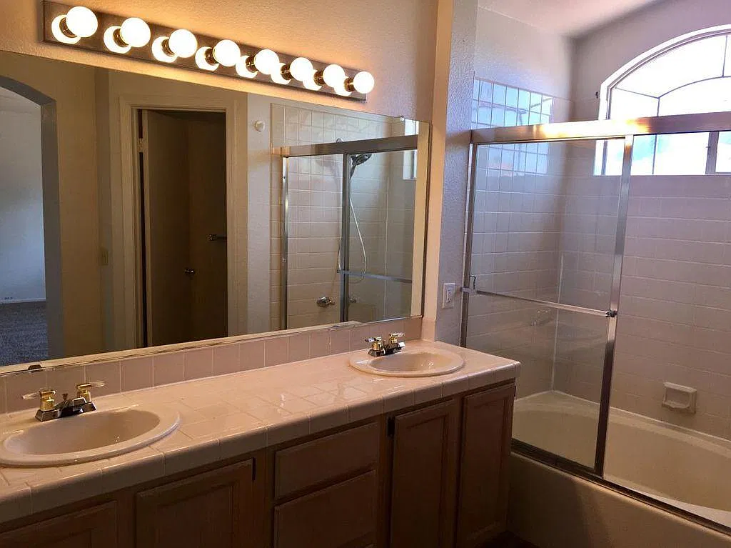 3 bed, 2.5 bath, 1918 sqft, $2,195 — Photo 3