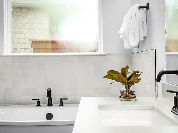 Freestanding owner s tub