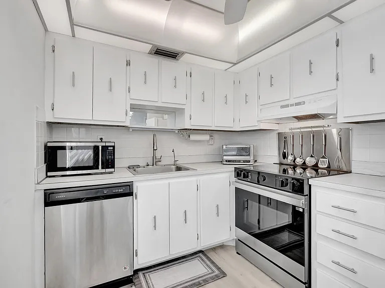 481 Burgundy St #K — Photo 5