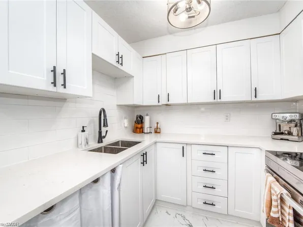 225 Harvard Pl #402, Waterloo, ON N2J 4H4